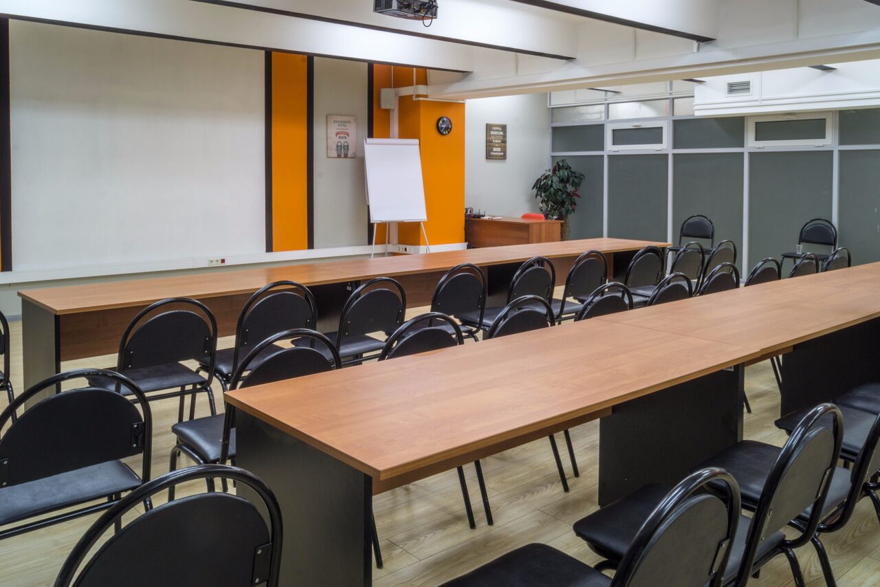 Арендовать Investconference. Просторный конференц-зал