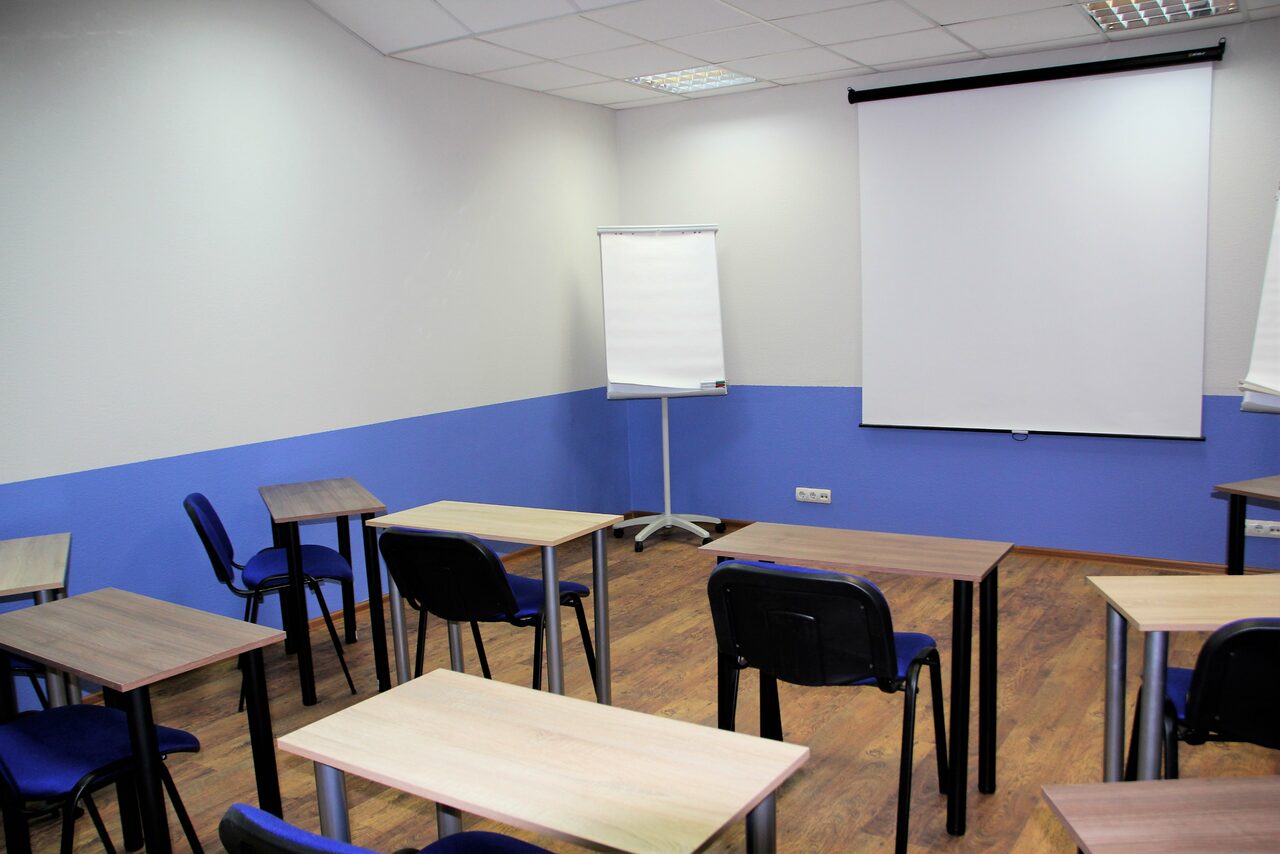 Арендовать Класс с партами 