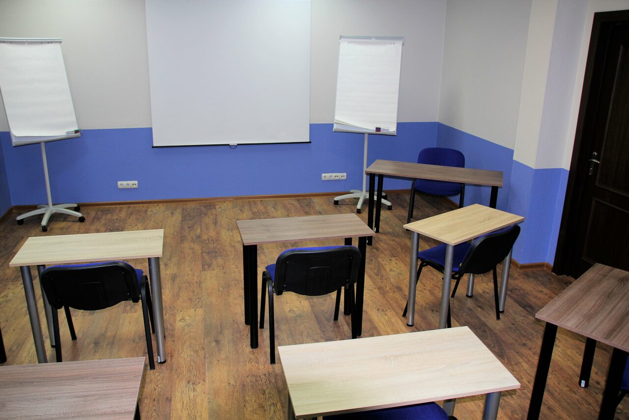 Арендовать Класс с партами 