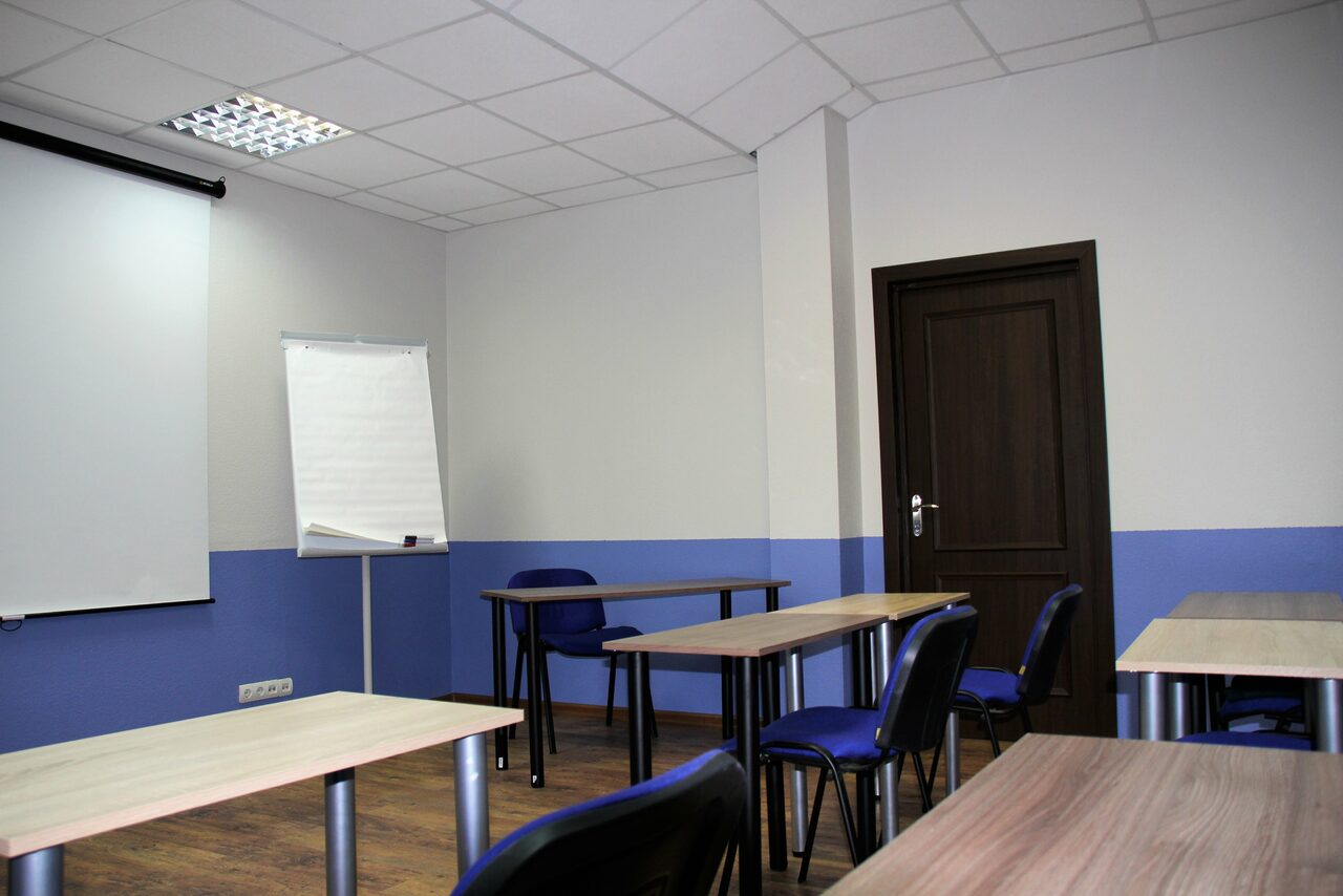 Арендовать Класс с партами 