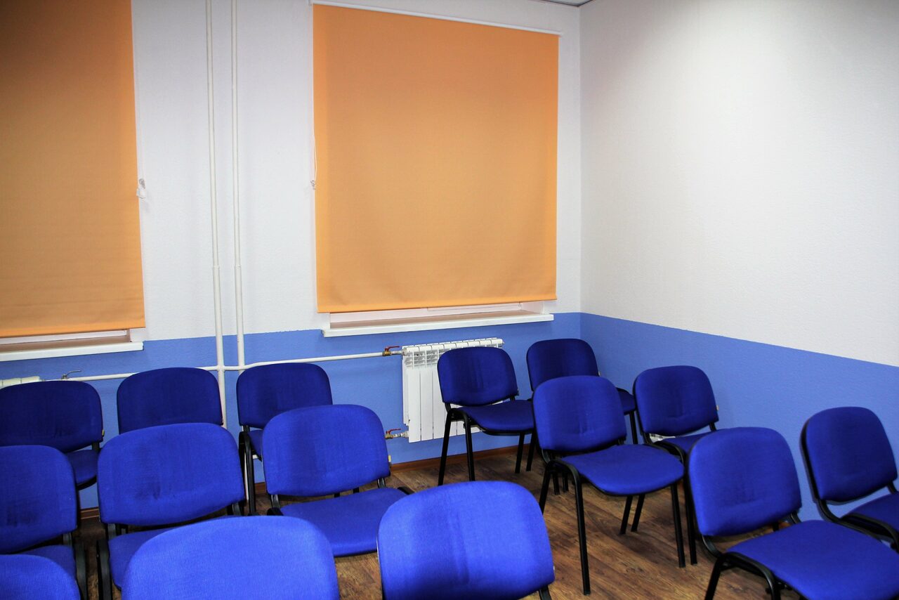 Арендовать Класс с партами 