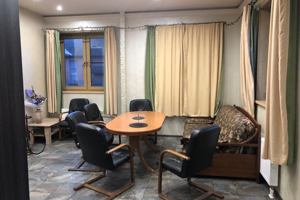 Арендовать Загородный дом с камином 