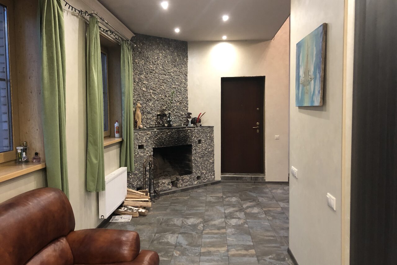 Арендовать Загородный дом с камином 