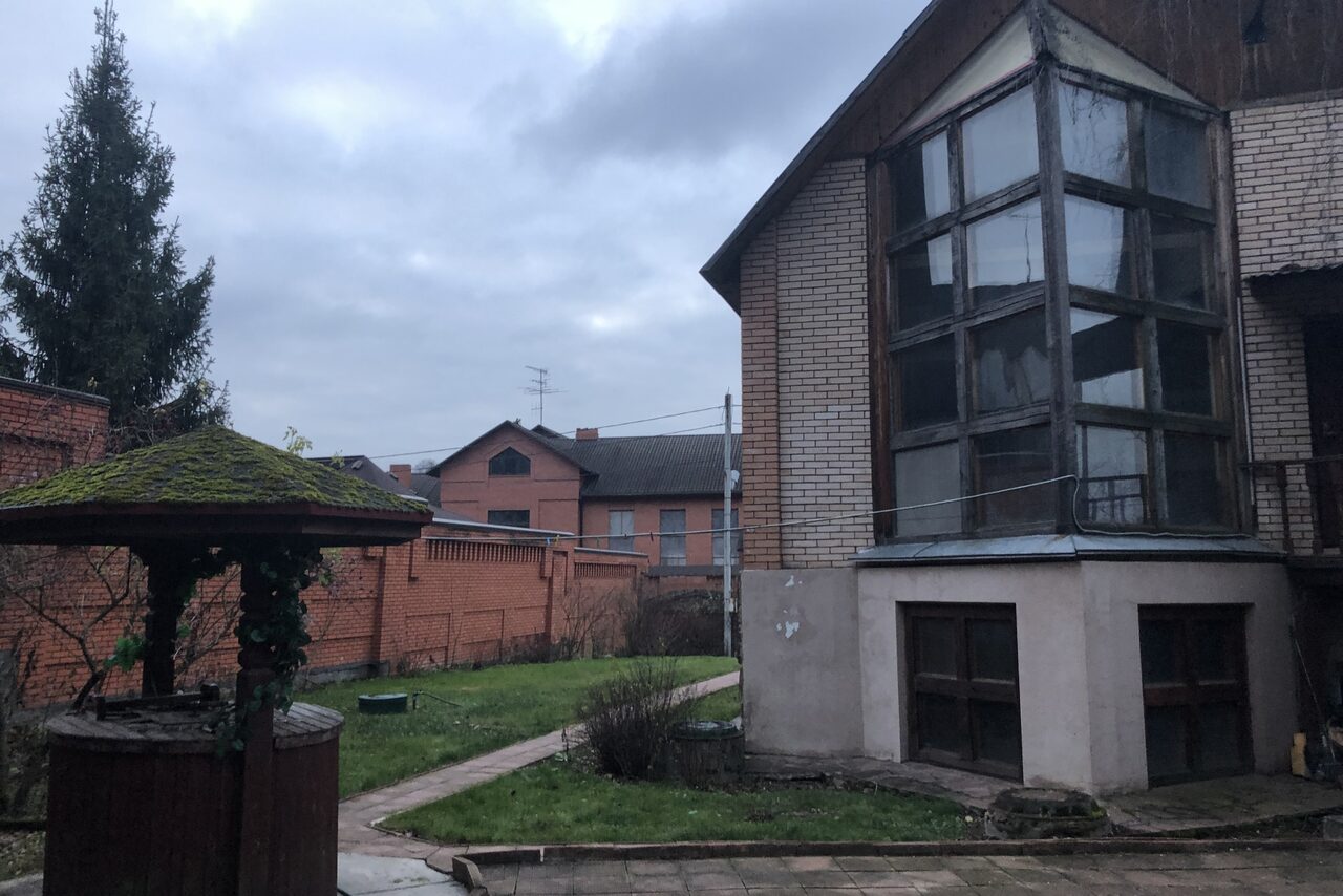 Арендовать Загородный дом с камином 