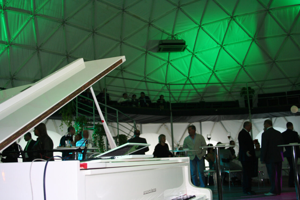 Арендовать Терраса в волшебном саду