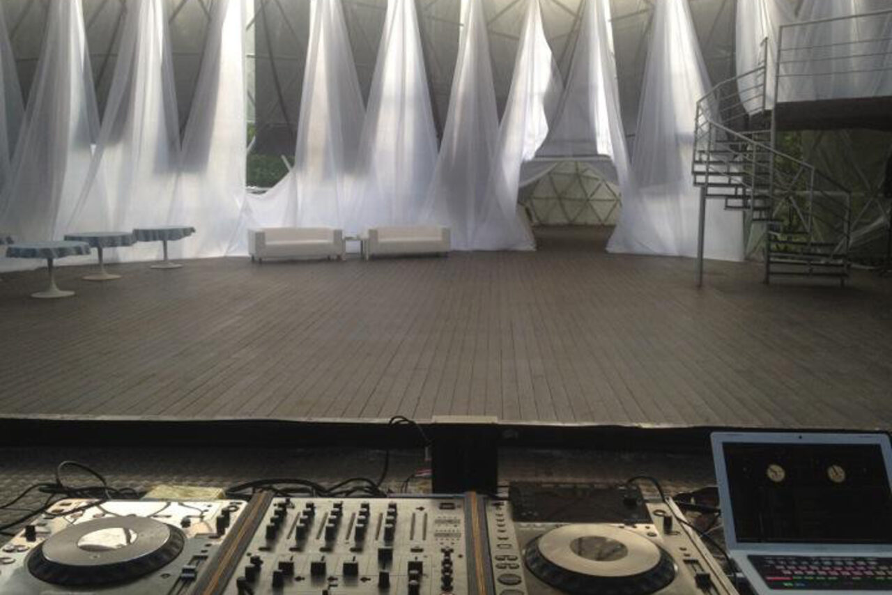 Арендовать Терраса в волшебном саду