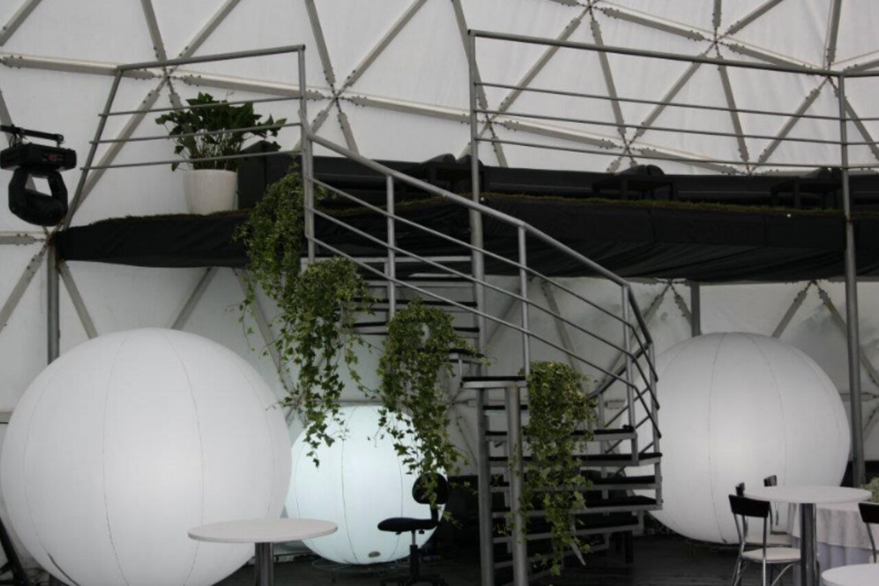 Арендовать Терраса в волшебном саду