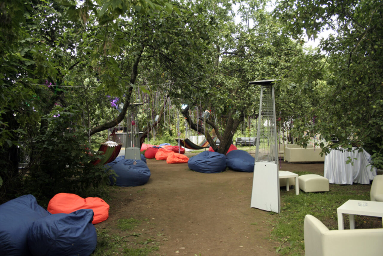 Арендовать Терраса в волшебном саду