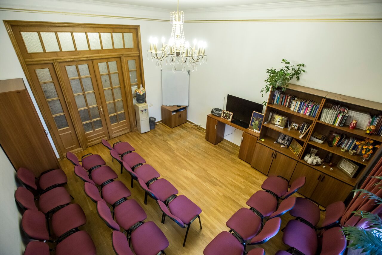 Арендовать Академия развития Личности Презентабельный зал в центре 