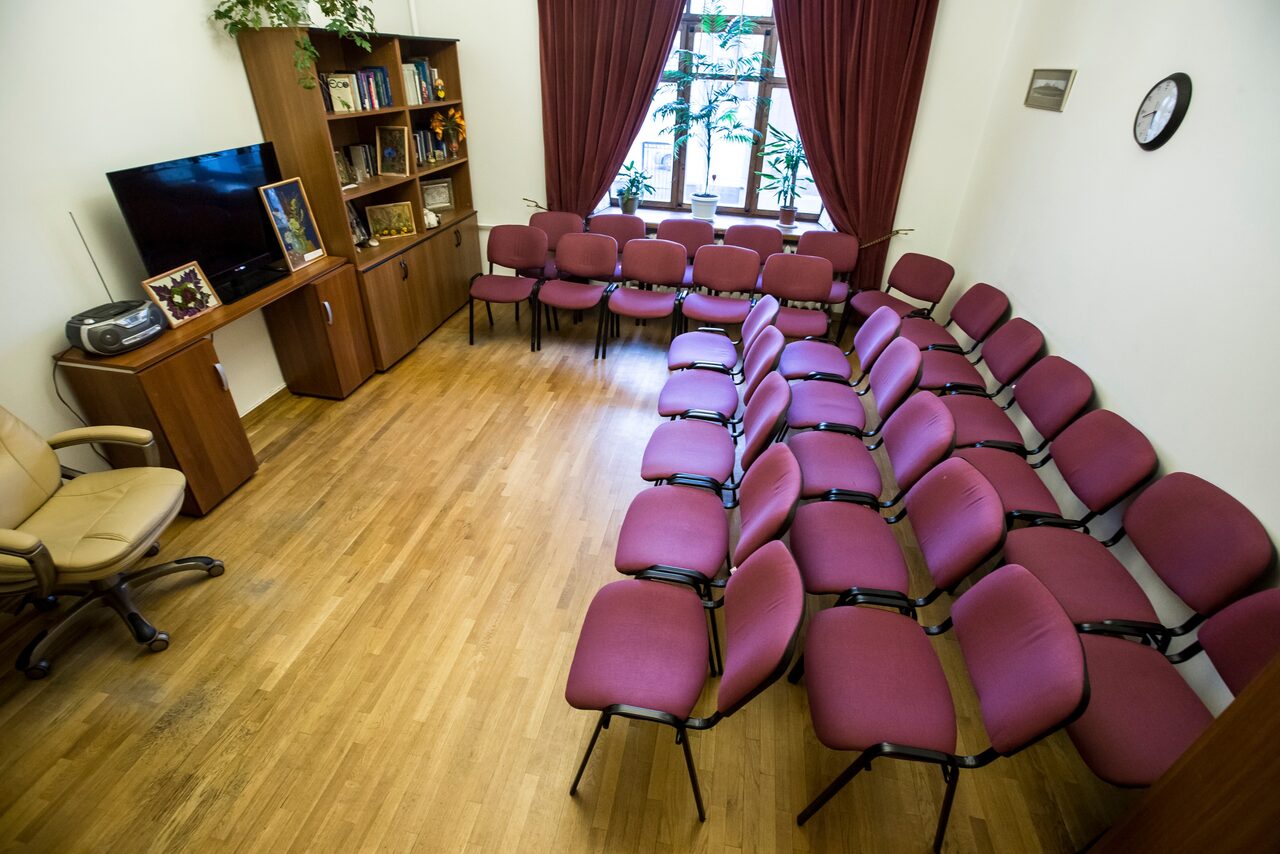 Арендовать Академия развития Личности Презентабельный зал в центре 