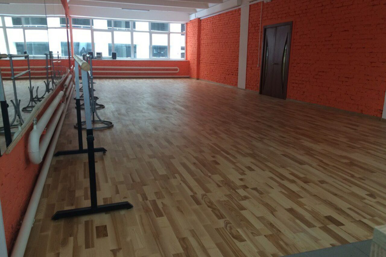 Арендовать Атмосфера Зал с зеркалами и станками 