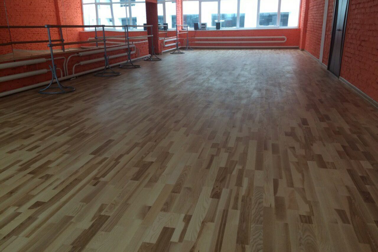 Арендовать Атмосфера Зал с зеркалами и станками 