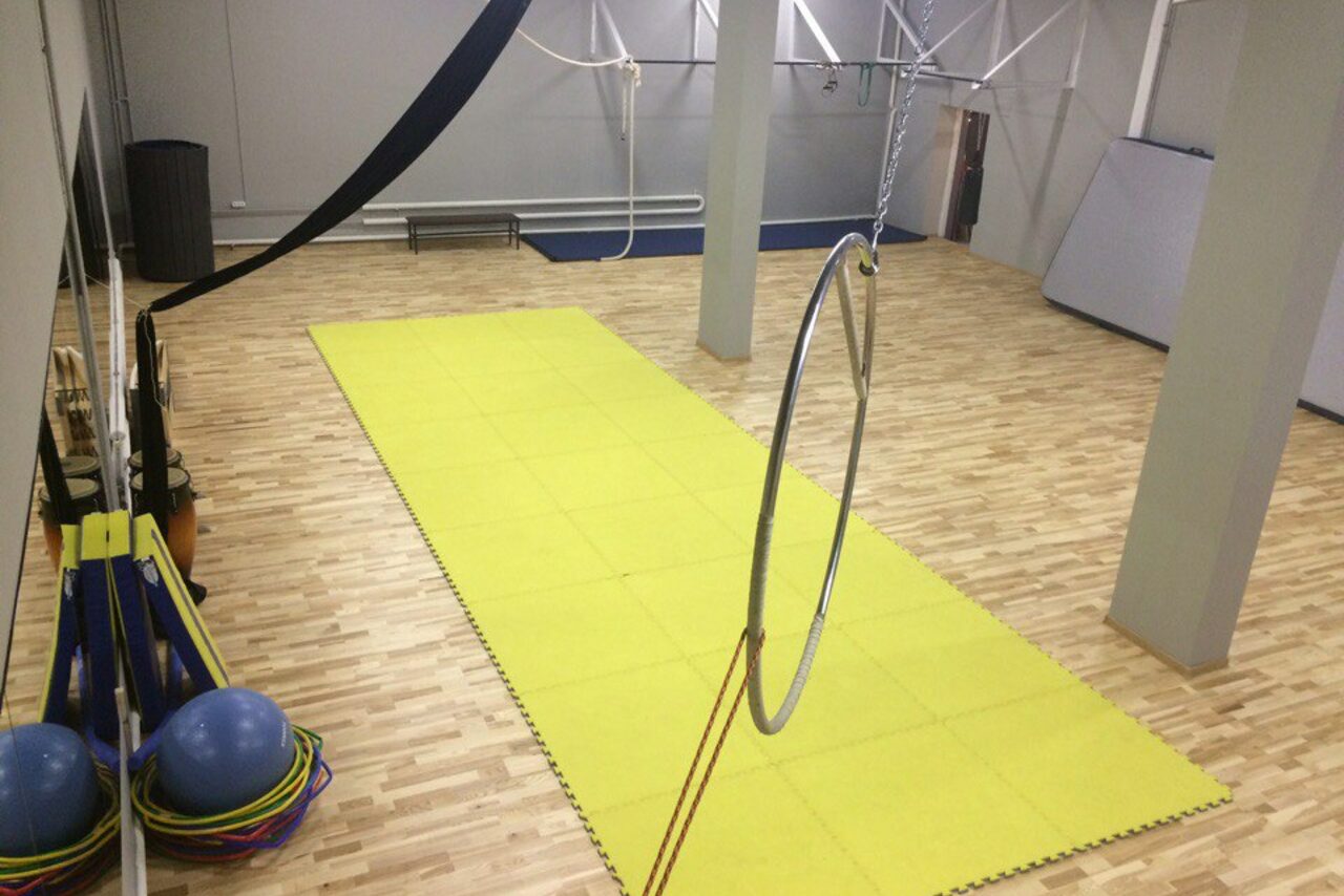 Арендовать Атмосфера. Зал с паркетом 