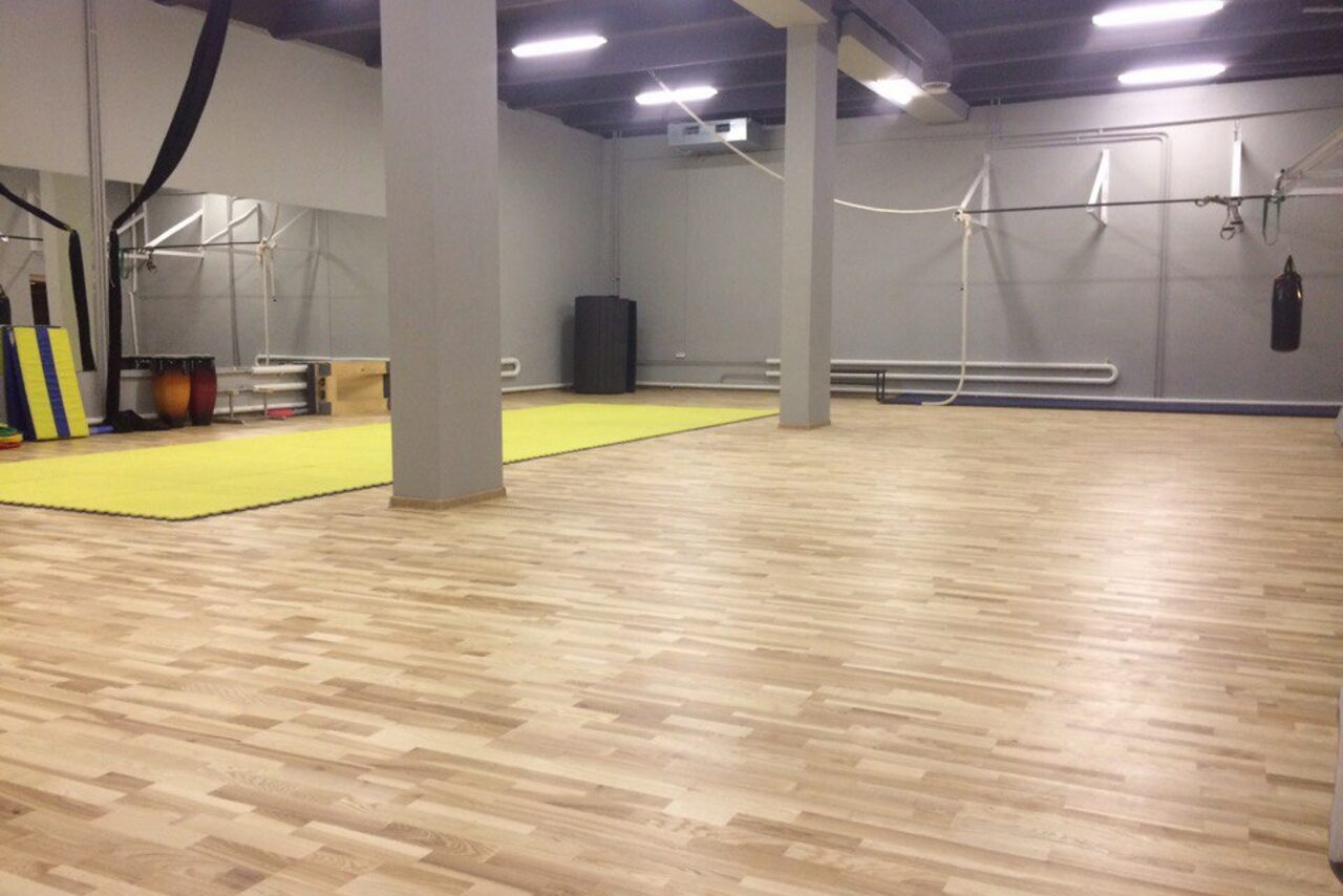 Арендовать Атмосфера. Зал с паркетом 