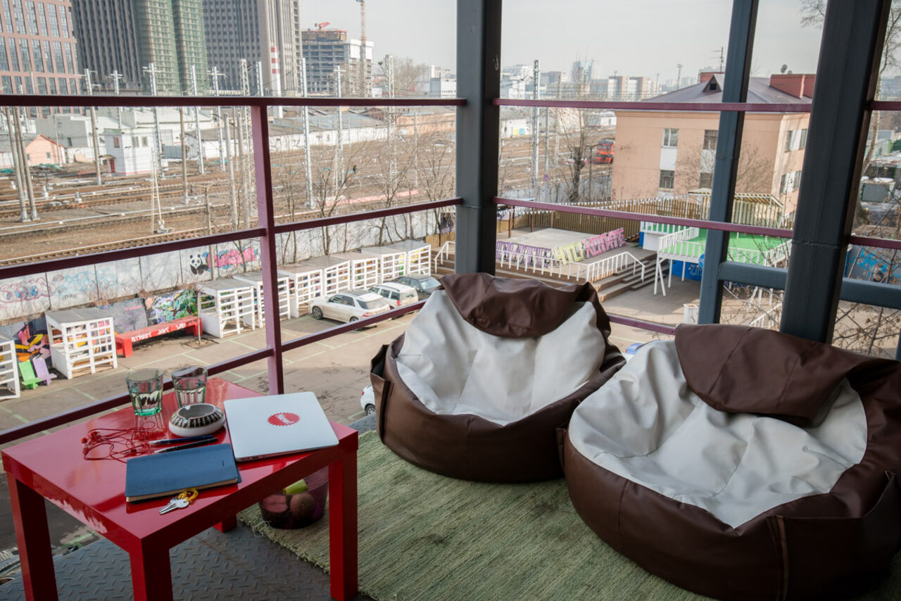 Арендовать Флакон Двухъярусный лофт с кухней 