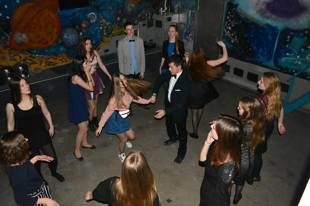 Арендовать Лофт с 6-ти метровой барной стойкой