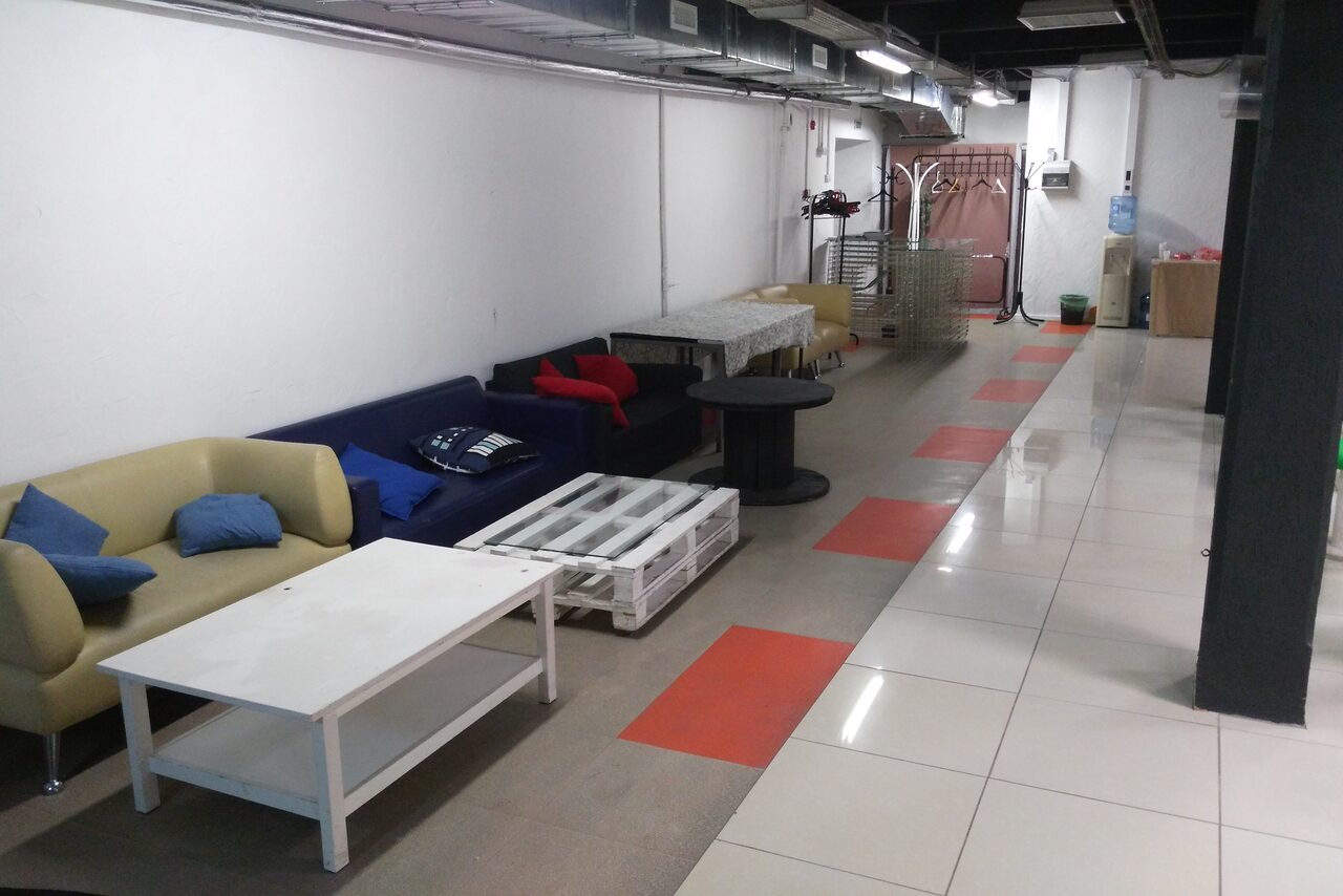 Арендовать Brick House WHITE Лофт с большим экраном 