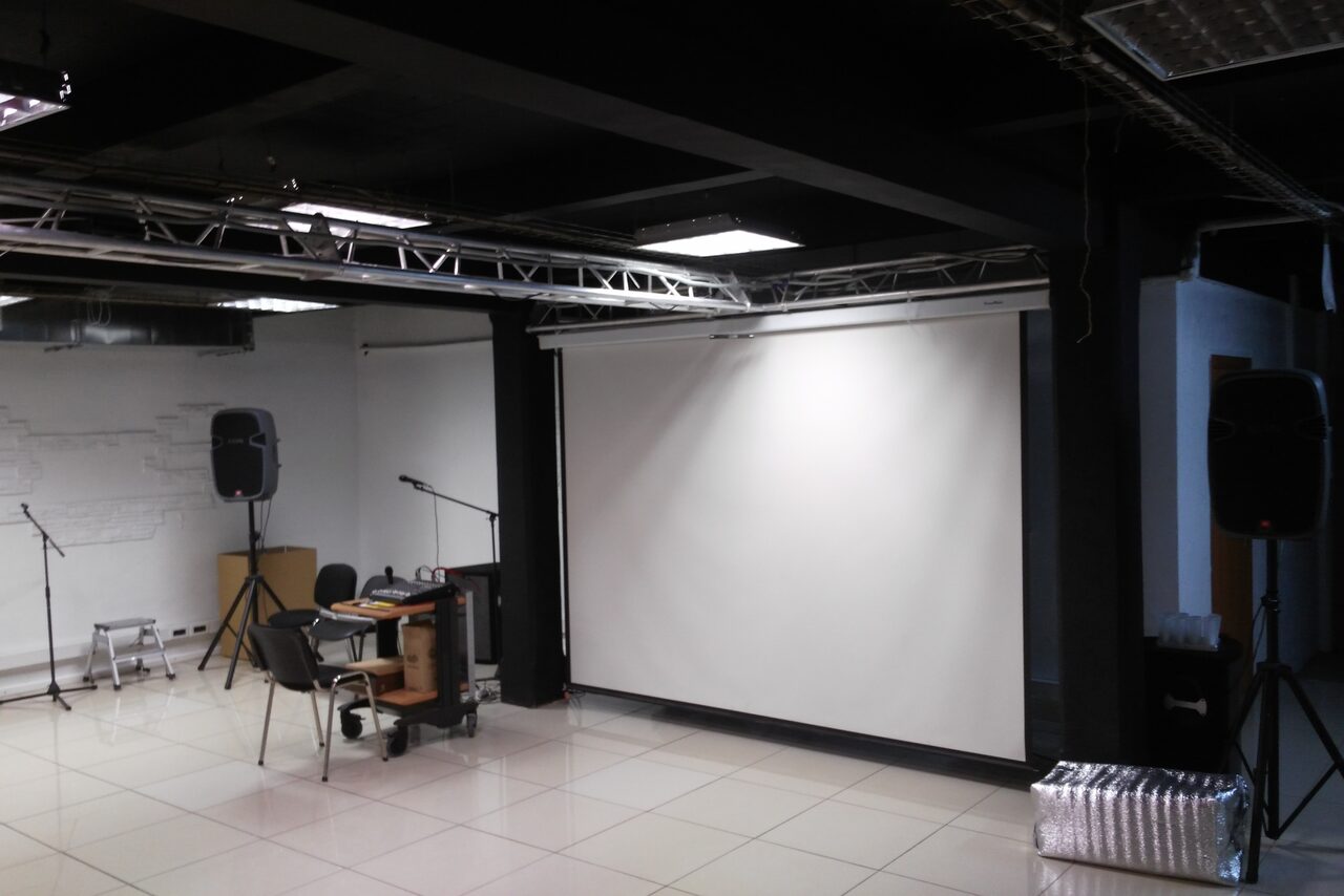 Арендовать Brick House WHITE Лофт с большим экраном 