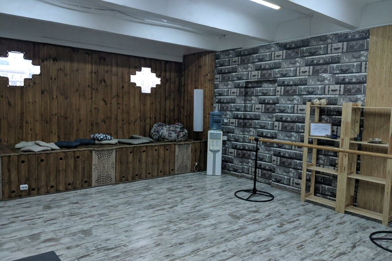 Арендовать Зал с красочными стенами