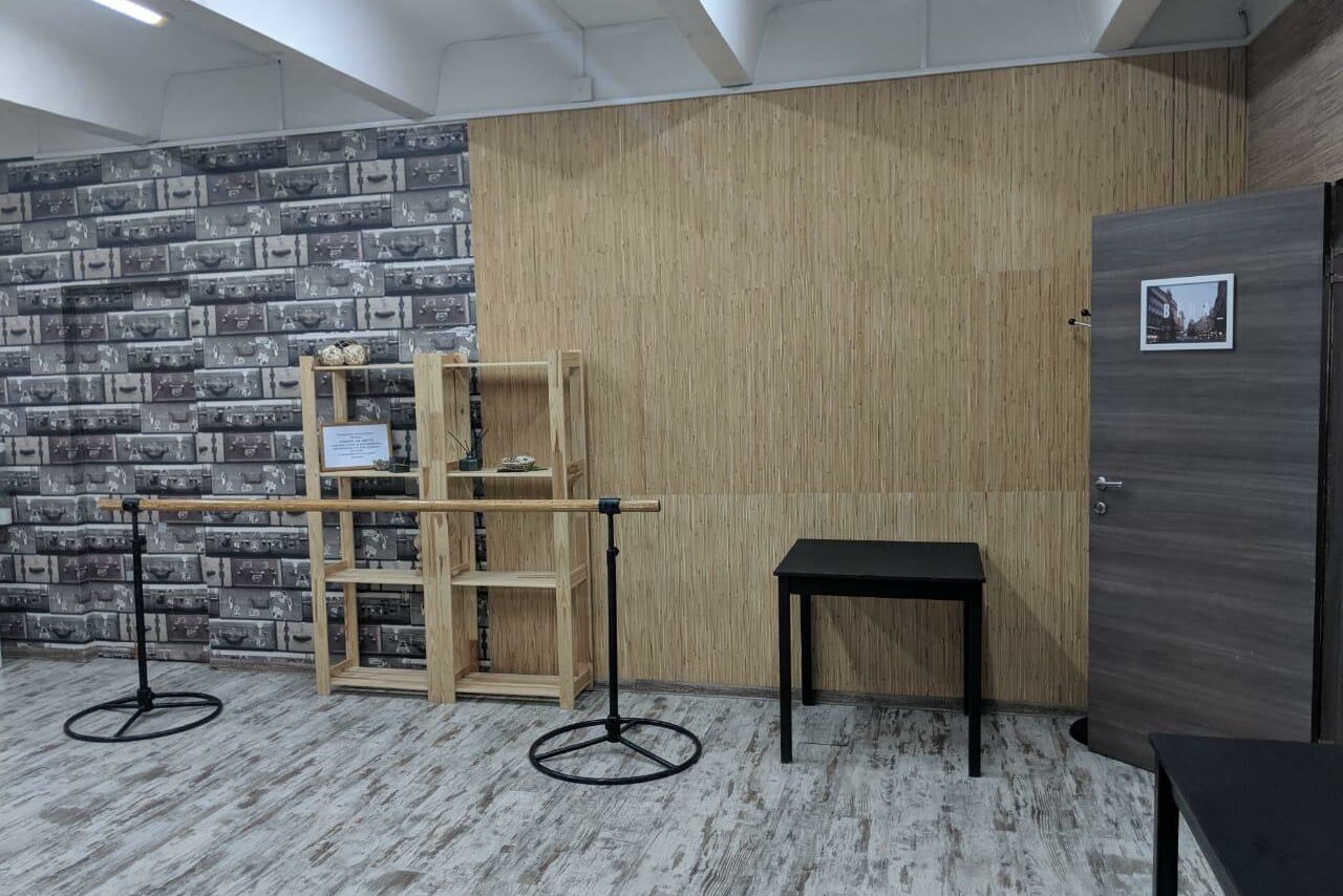 Арендовать Зал с красочными стенами