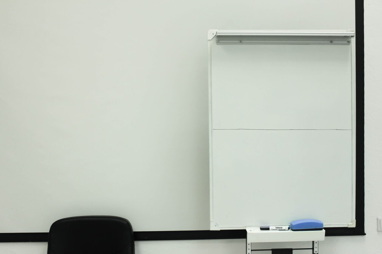 Арендовать Зал с проектором и экраном 