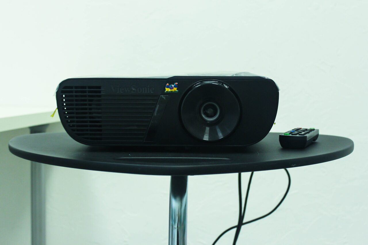 Арендовать Зал с проектором и экраном 