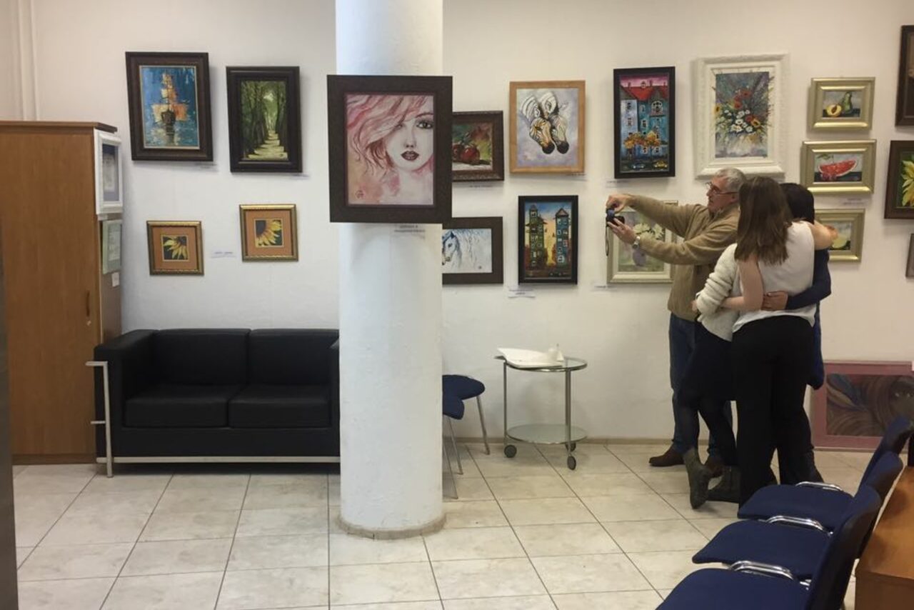 Арендовать Зал с проектором и экраном 