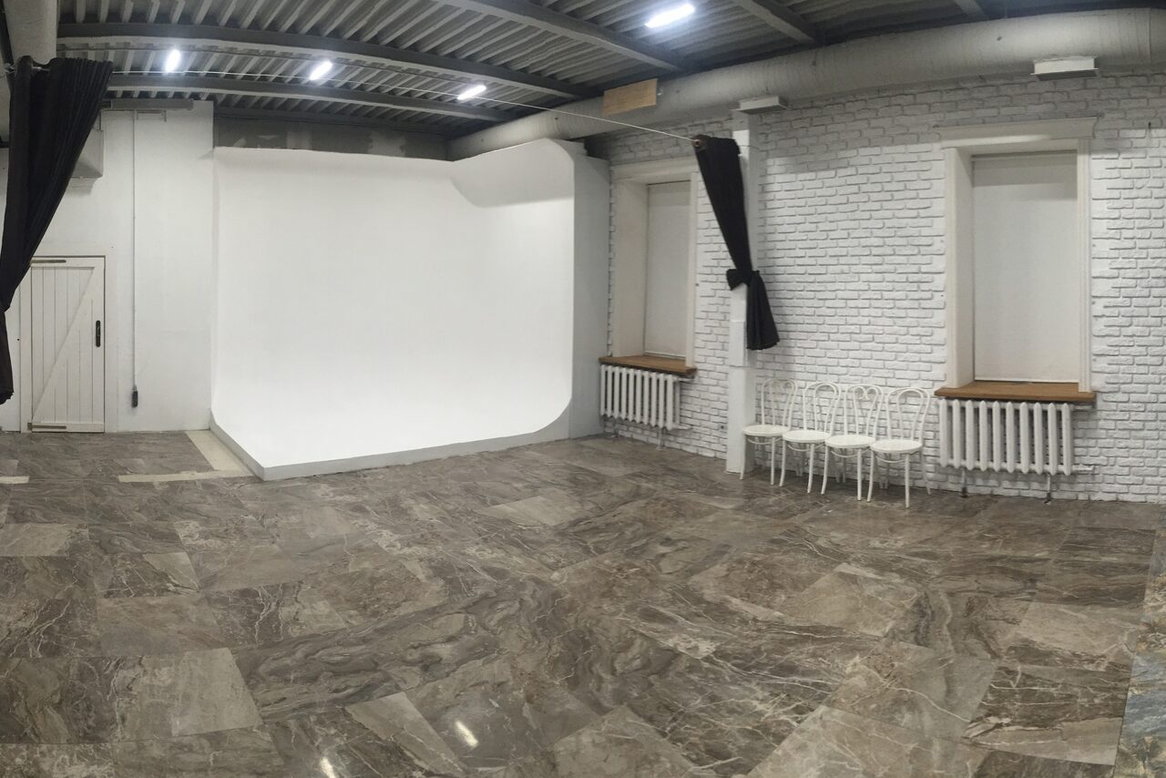 Арендовать Мастерская на Кулишках с фактурными стенами 