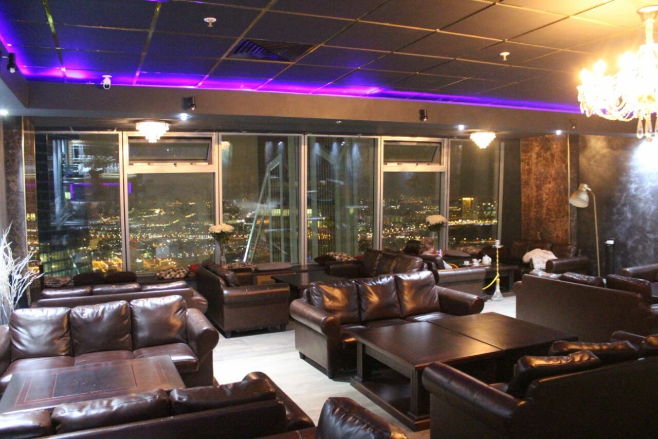 Арендовать Romantic Stream Зал с панорамными окнами 