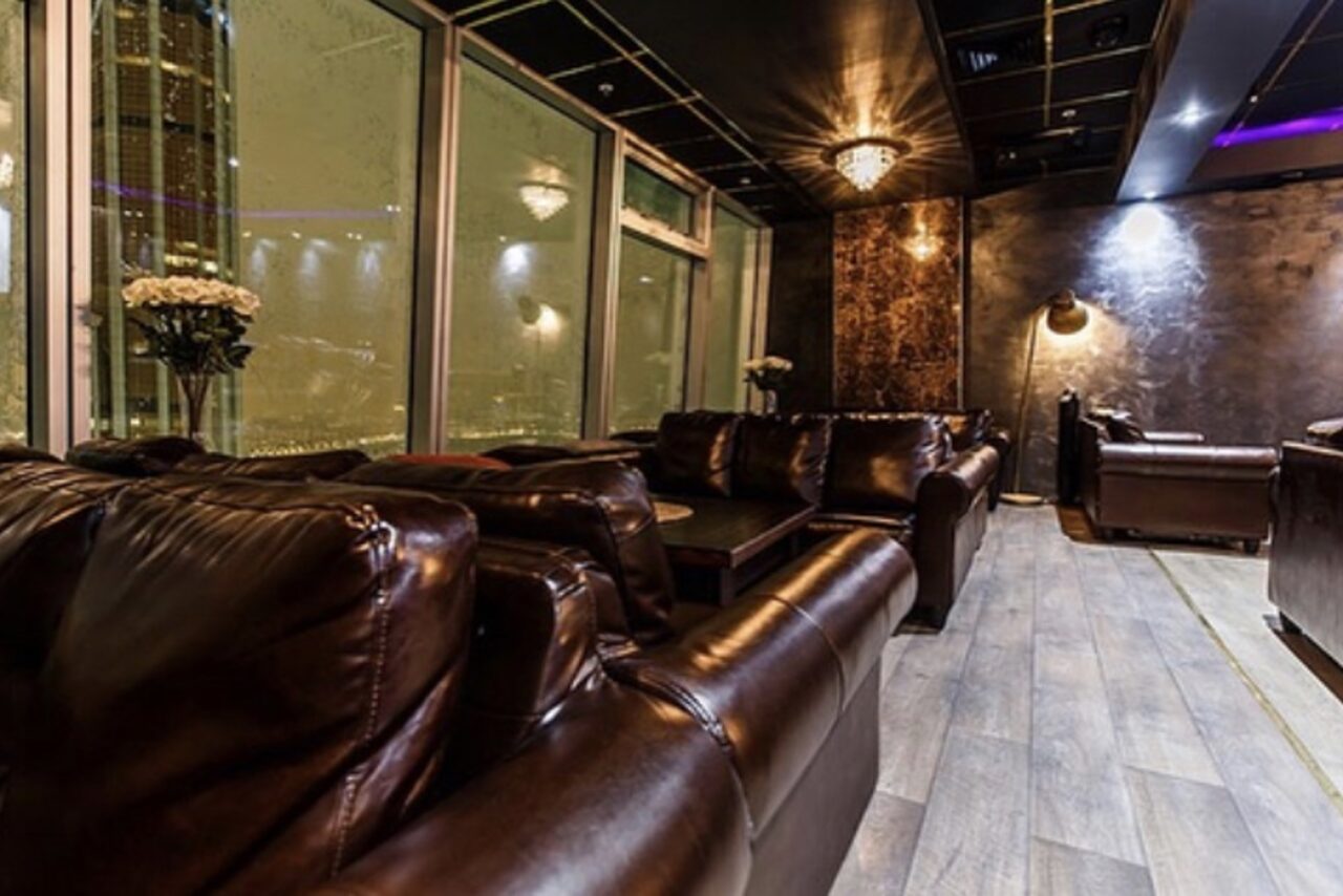 Арендовать Romantic Stream Зал с панорамными окнами 