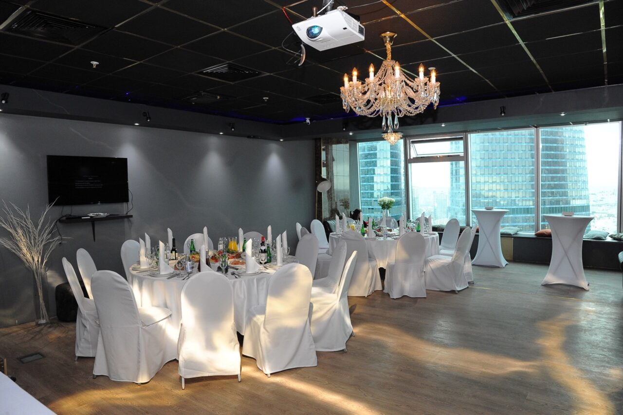 Арендовать Romantic Stream Зал с панорамными окнами 