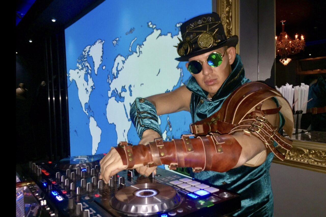 Арендовать Romantic Stream Зал с панорамными окнами 