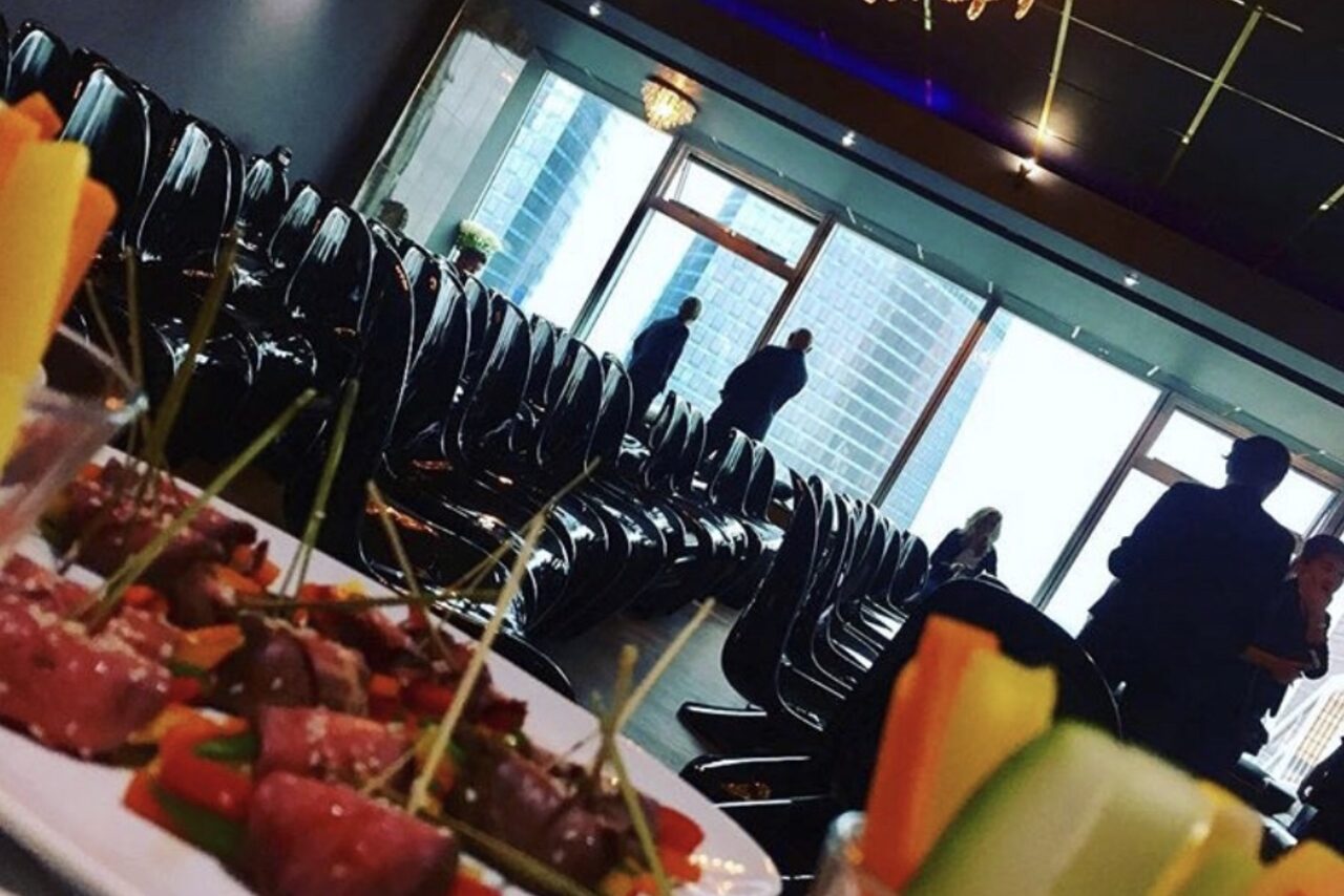 Арендовать Romantic Stream Зал с панорамными окнами 