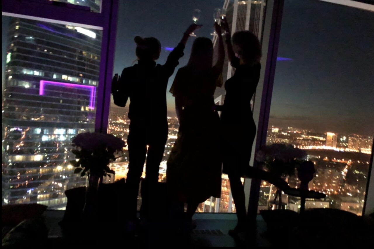 Арендовать Romantic Stream Зал с панорамными окнами 