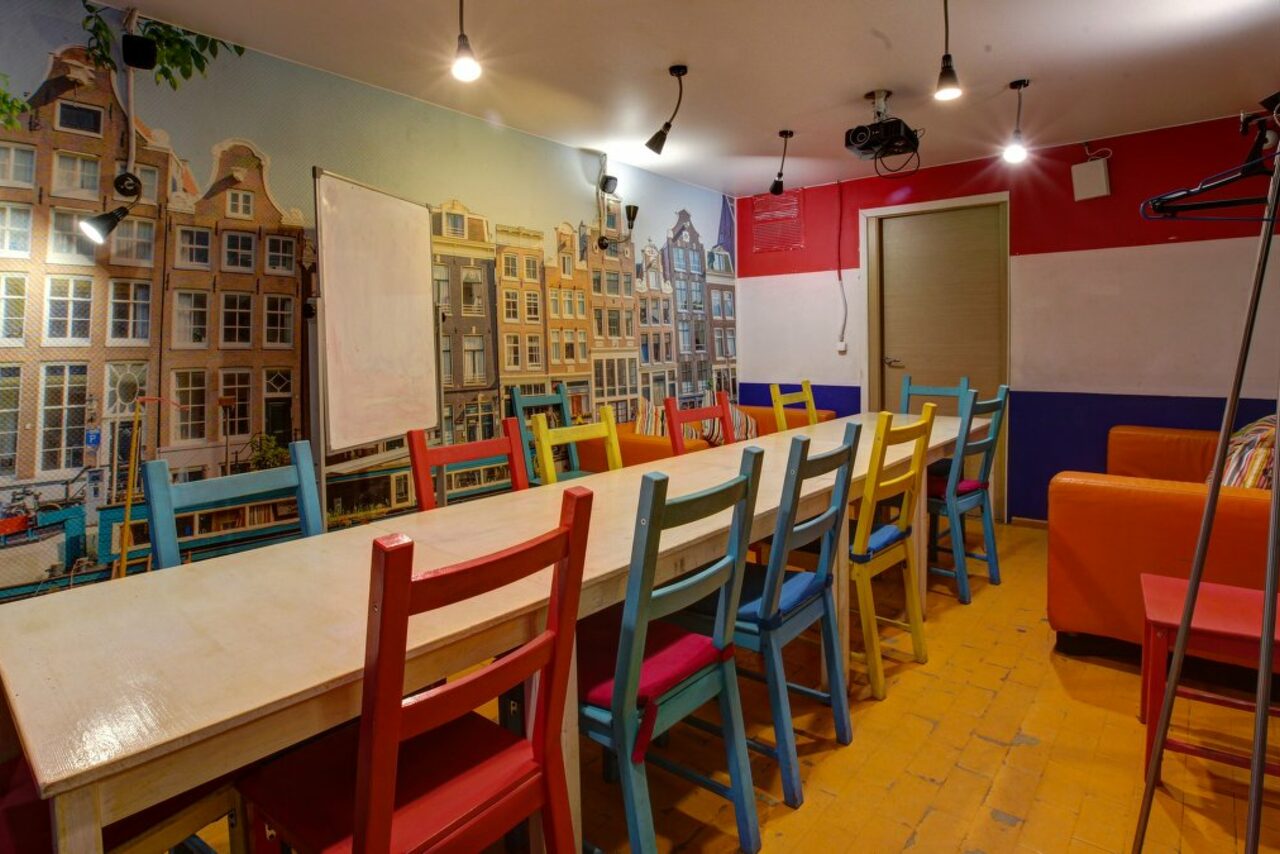 Арендовать CheckPoint Яркий зал с большим столом