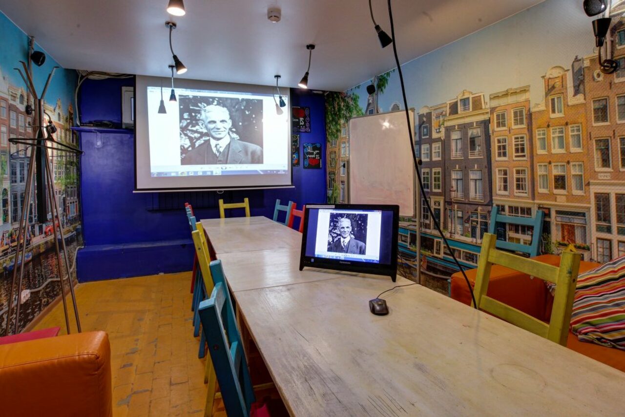 Арендовать CheckPoint Яркий зал с большим столом