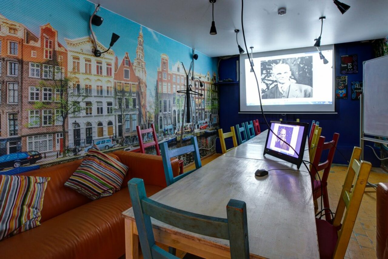 Арендовать CheckPoint Яркий зал с большим столом