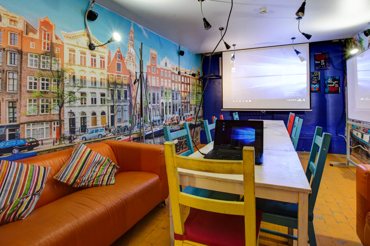 Арендовать CheckPoint Яркий зал с большим столом