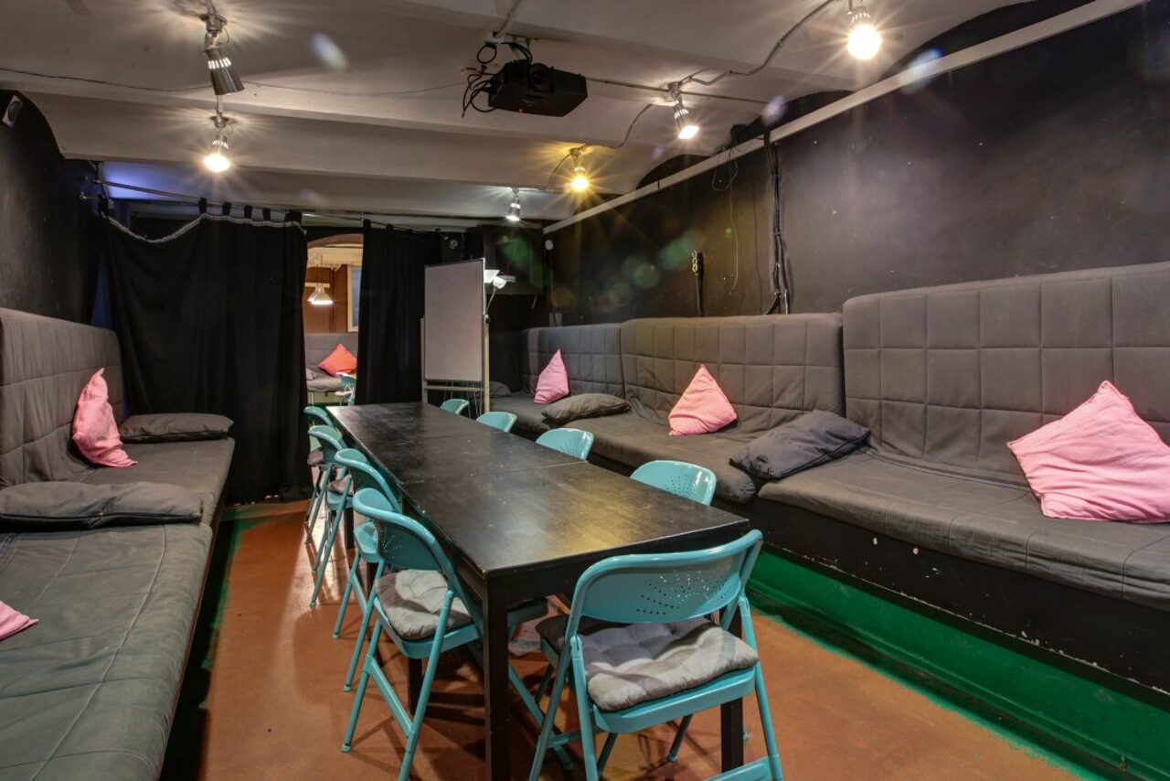 Арендовать CheckPoint Небольшой кино-лофт