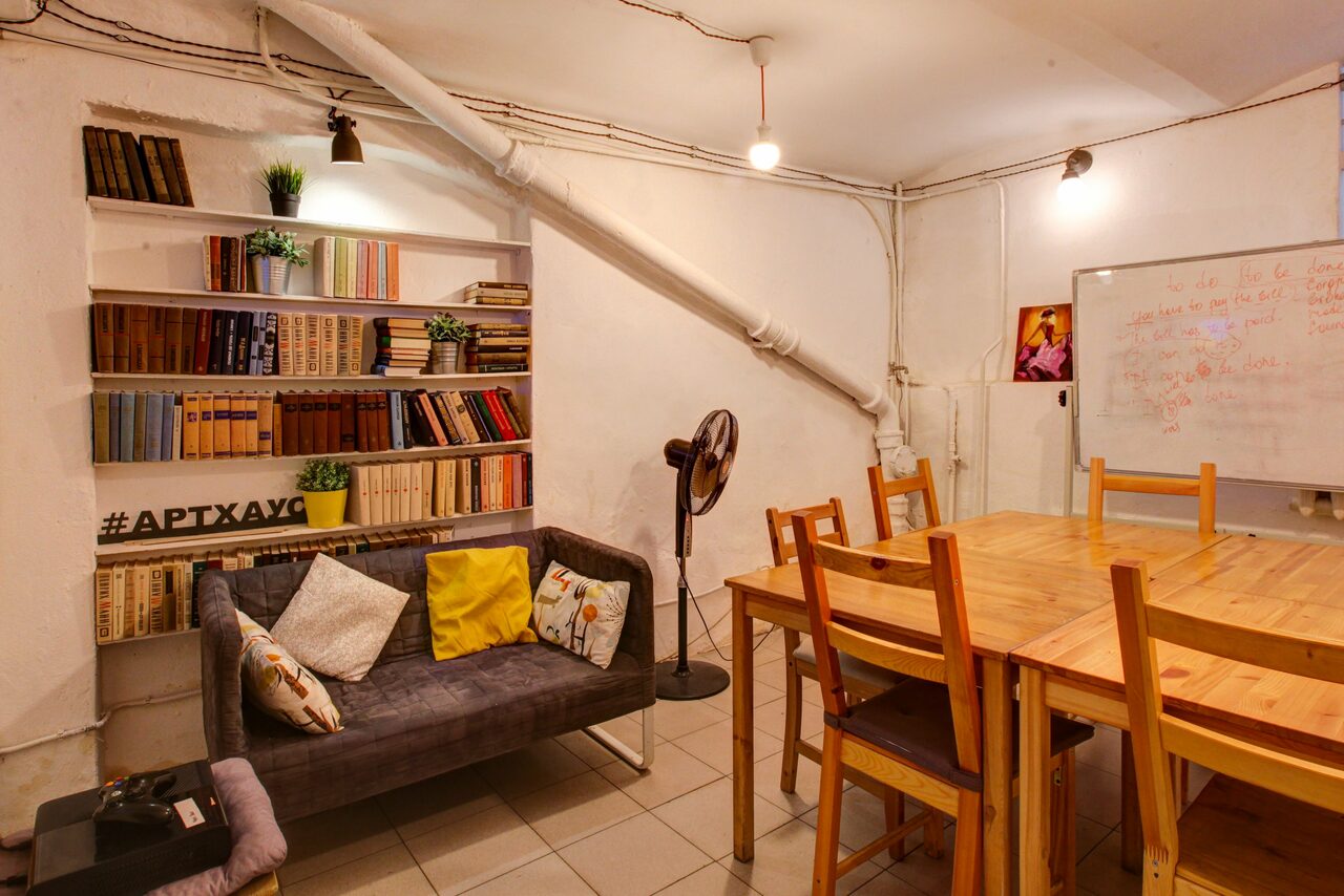 Арендовать CheckPoint Светлая комната с книгами 