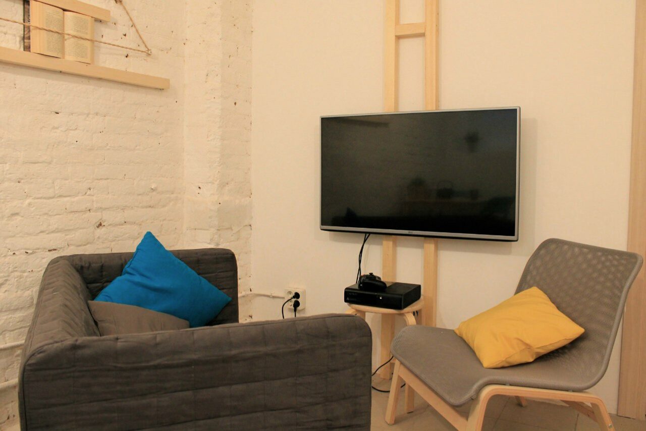 Арендовать CheckPoint Светлая комната с подушками