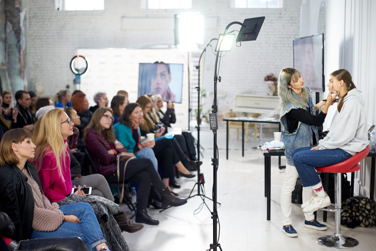 Арендовать Apriori Photo Просторный лофт с подиумом 