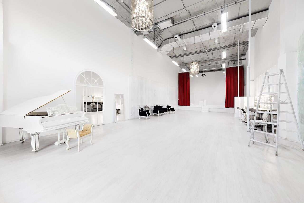 Арендовать Apriori Photo Просторный лофт с подиумом 