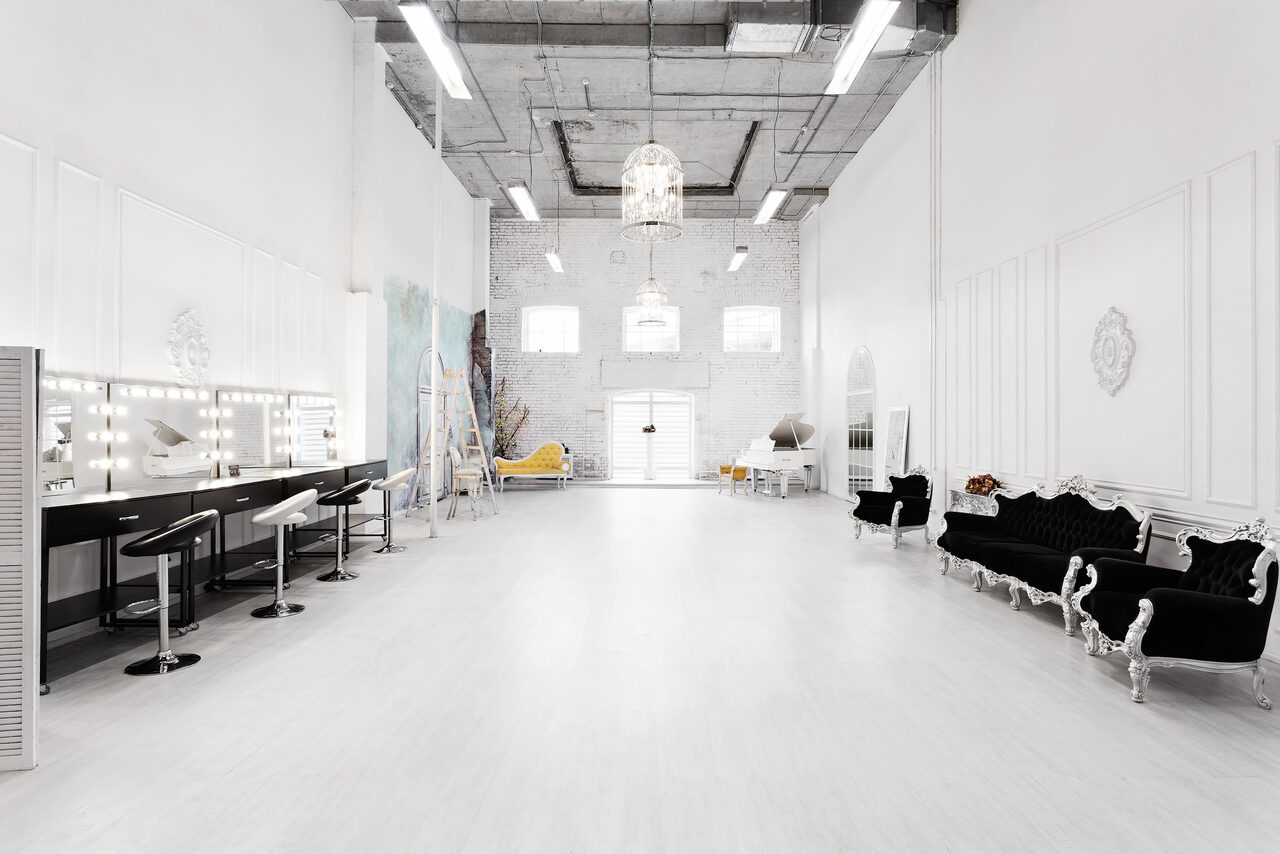 Арендовать Apriori Photo Просторный лофт с подиумом 