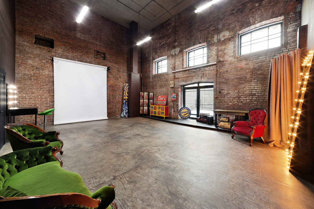 Арендовать Apriori Photo Просторный лофт с подиумом 