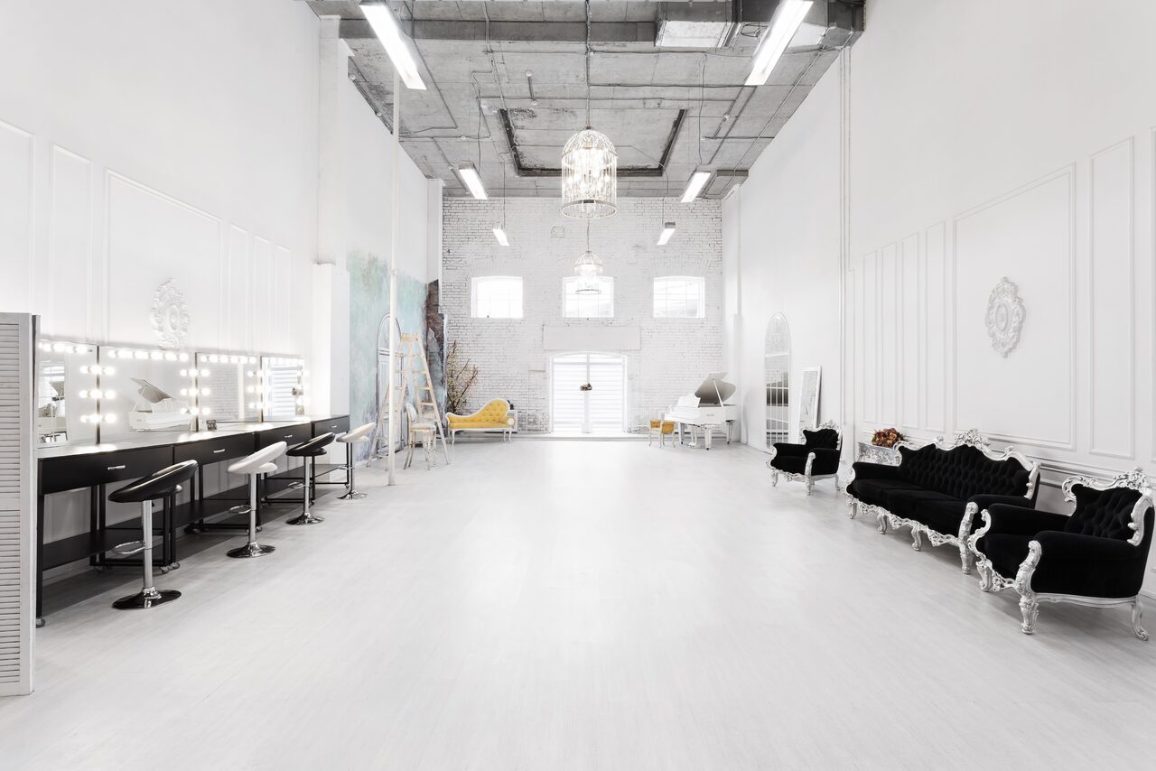 Арендовать Apriori Photo Белый лофт с роялем 