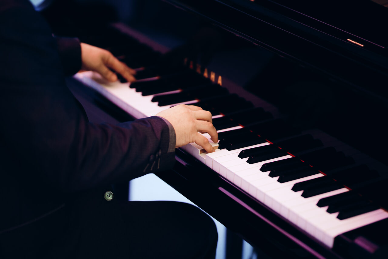 Арендовать Apriori Photo Белый лофт с роялем 