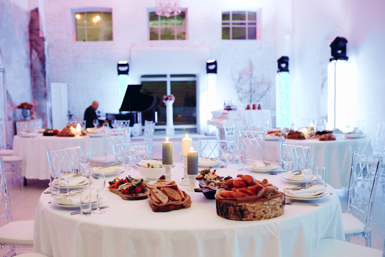 Арендовать Apriori Photo Белый лофт с роялем 