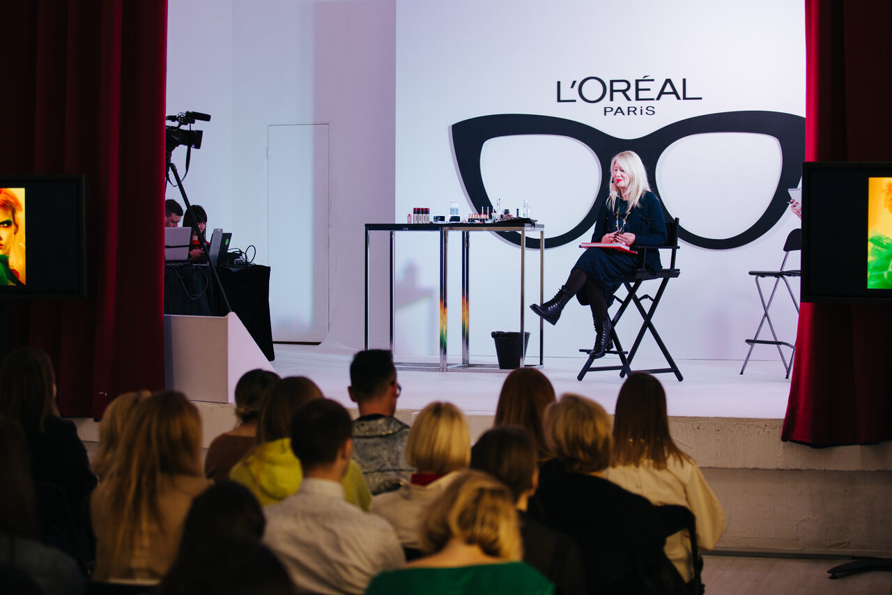 Арендовать Apriori Photo Белый лофт с роялем 