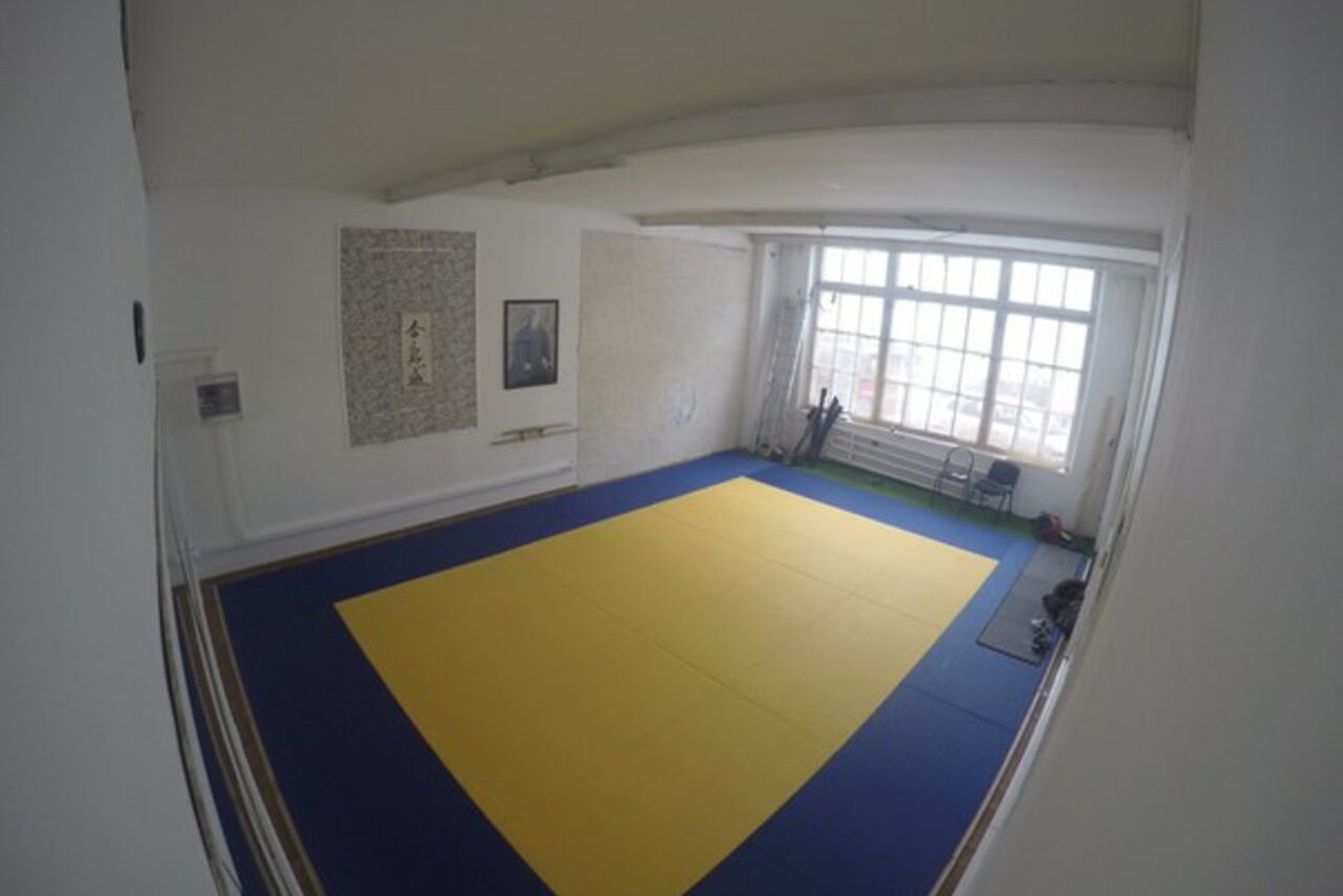 Арендовать Зал с зеркалом во всю стену 